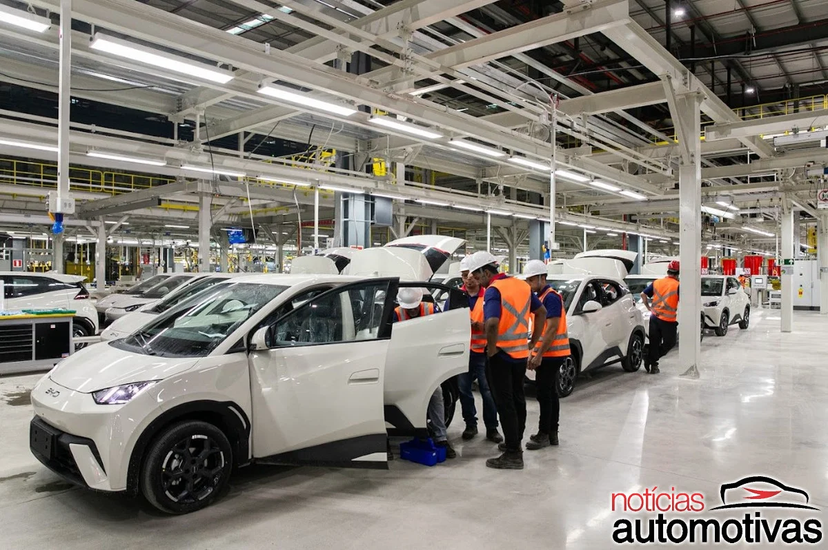 Veículo sendo montado em fábrica da BYD
