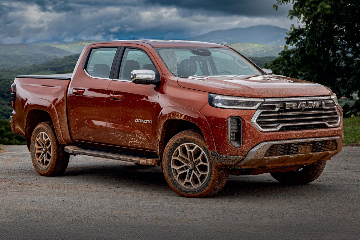 Ram Dakota Laramie de 2026 vista em um ângulo diagonal.