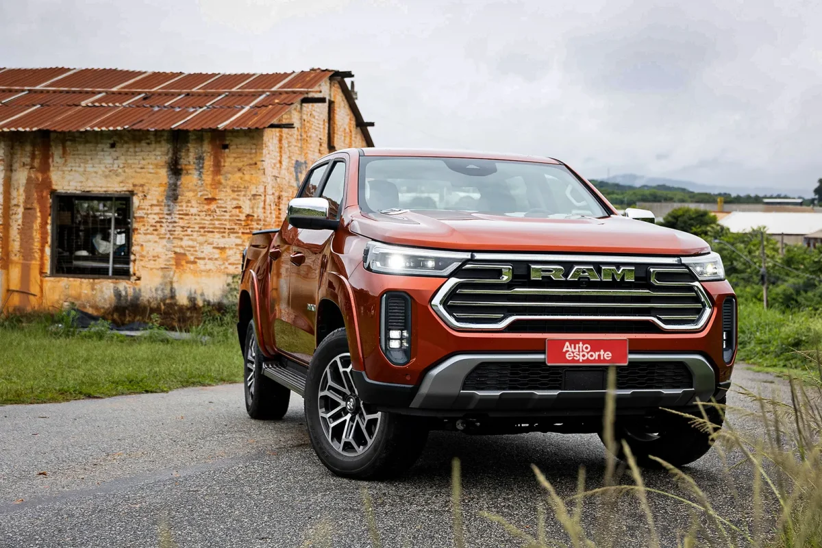 Ram Dakota exibida de frente com faróis em LED.