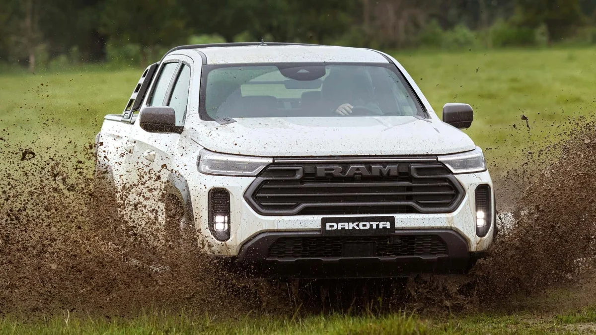 Ram Dakota Laramie em uma área aberta.