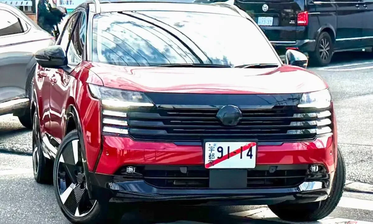 Flagra do Nissan Kicks e-Power de traseira.