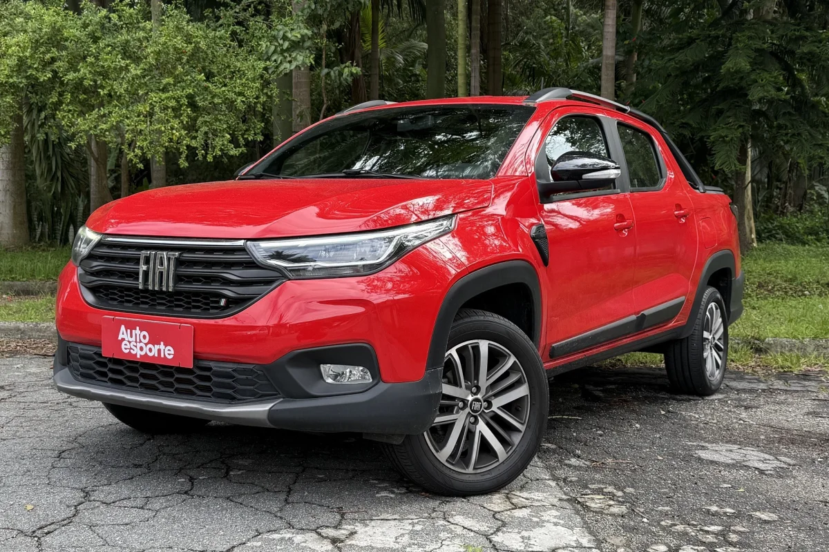 Fiat Strada 2026 de cor vermelha em uma estrada.