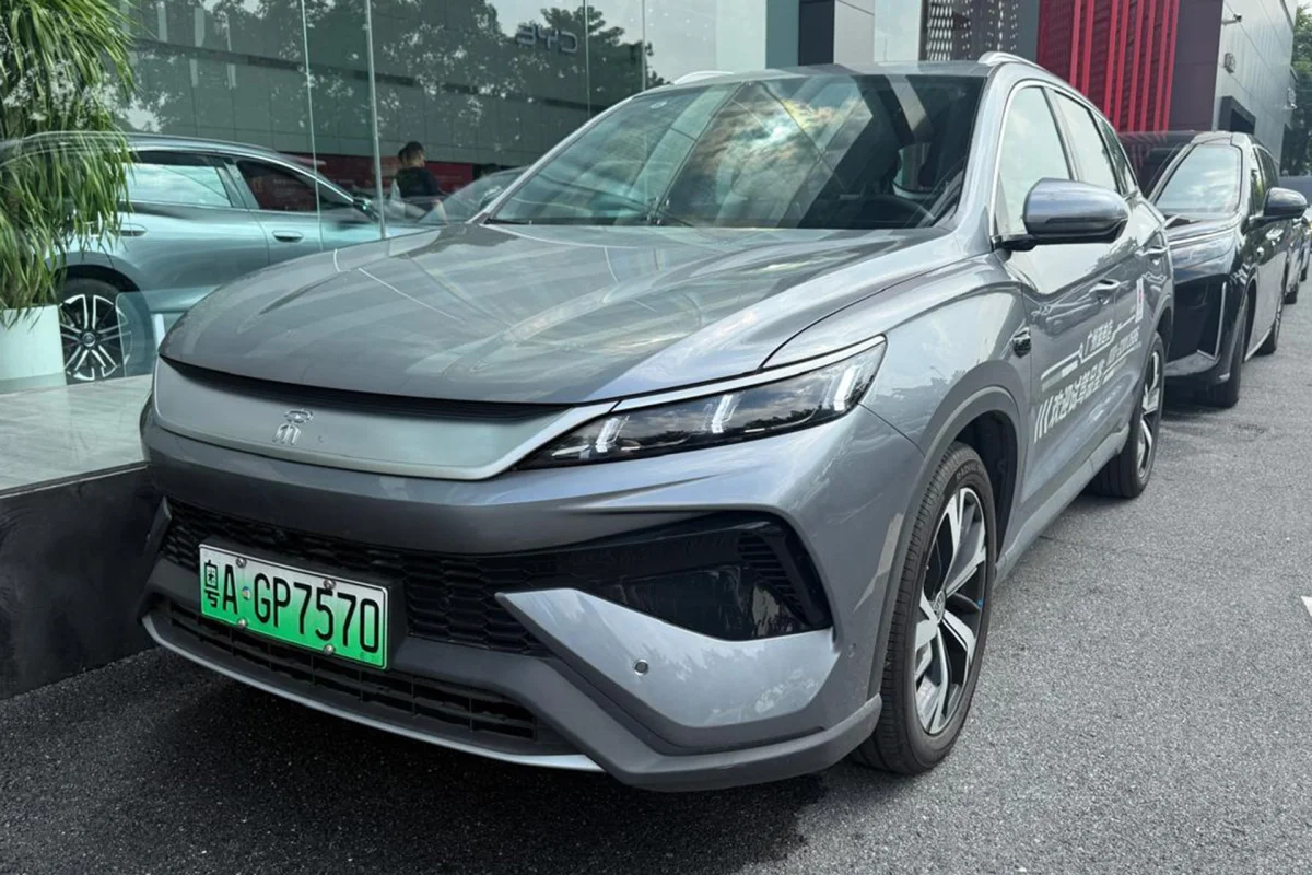 SUV Song Pro BYD visto de frente.