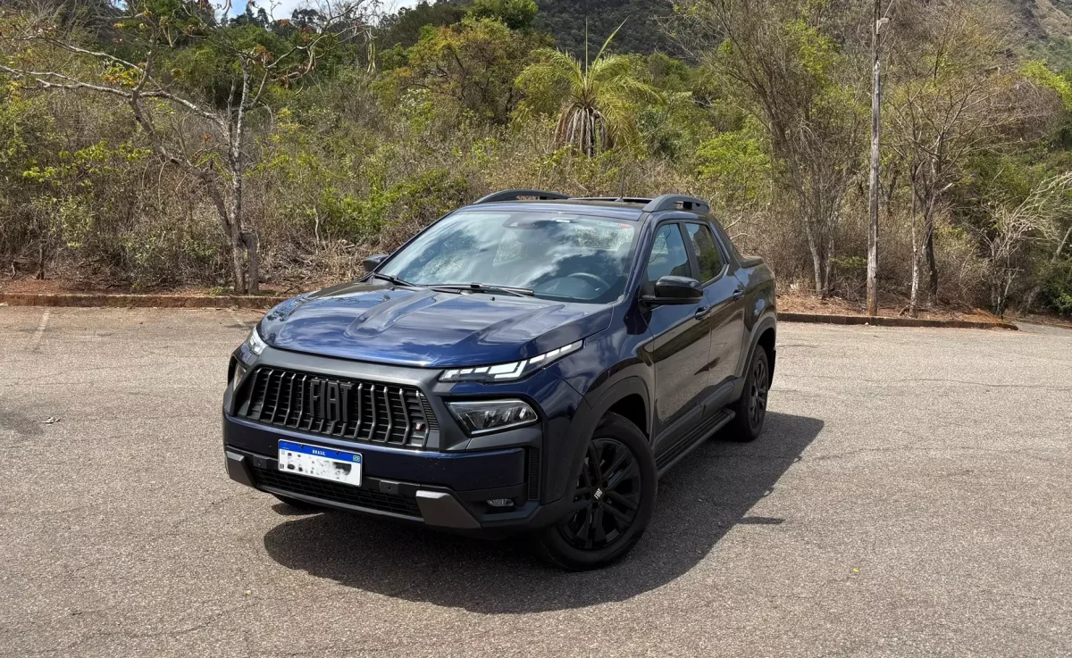 Fiat Toro Ultra Turbo 270 AT6 2026 estacionada em local arborizado.