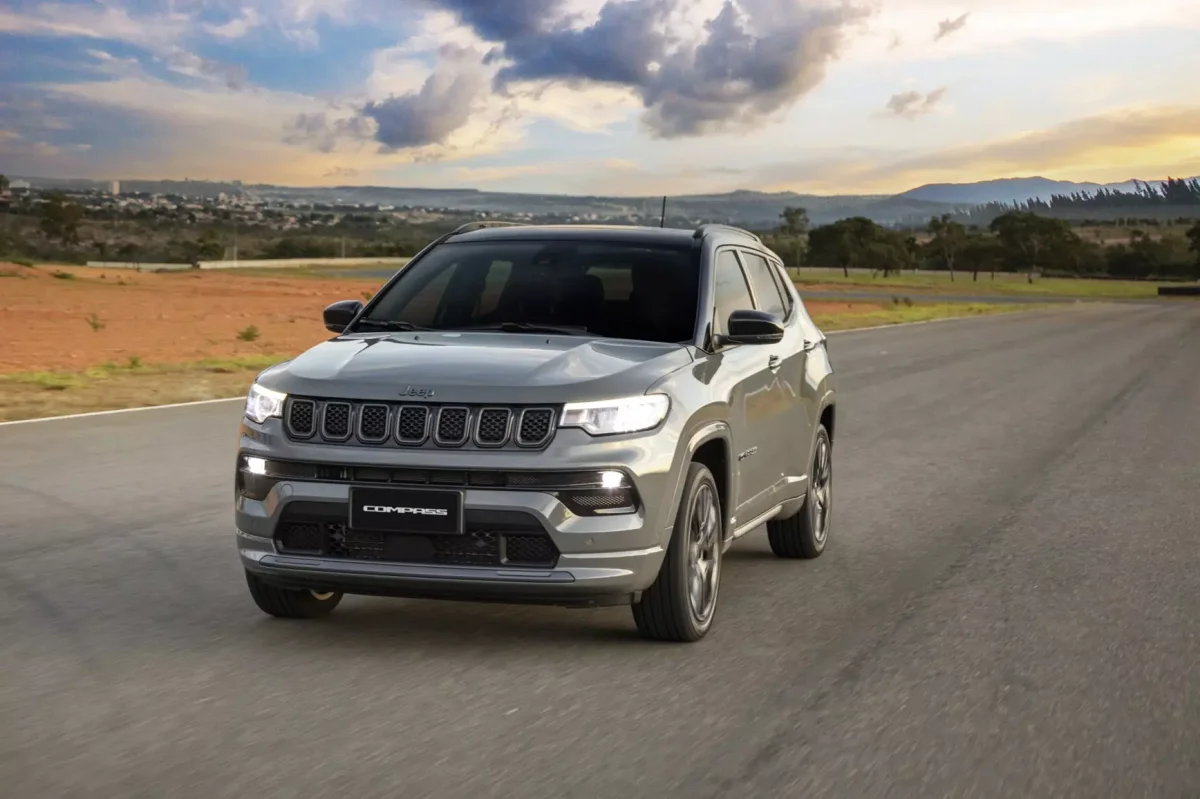 Jeep Compass Série S 2026 em estrada panorâmica.