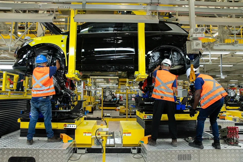 Fabrica&ccedil;&atilde;o de ve&iacute;culos na linha de montagem da BYD.