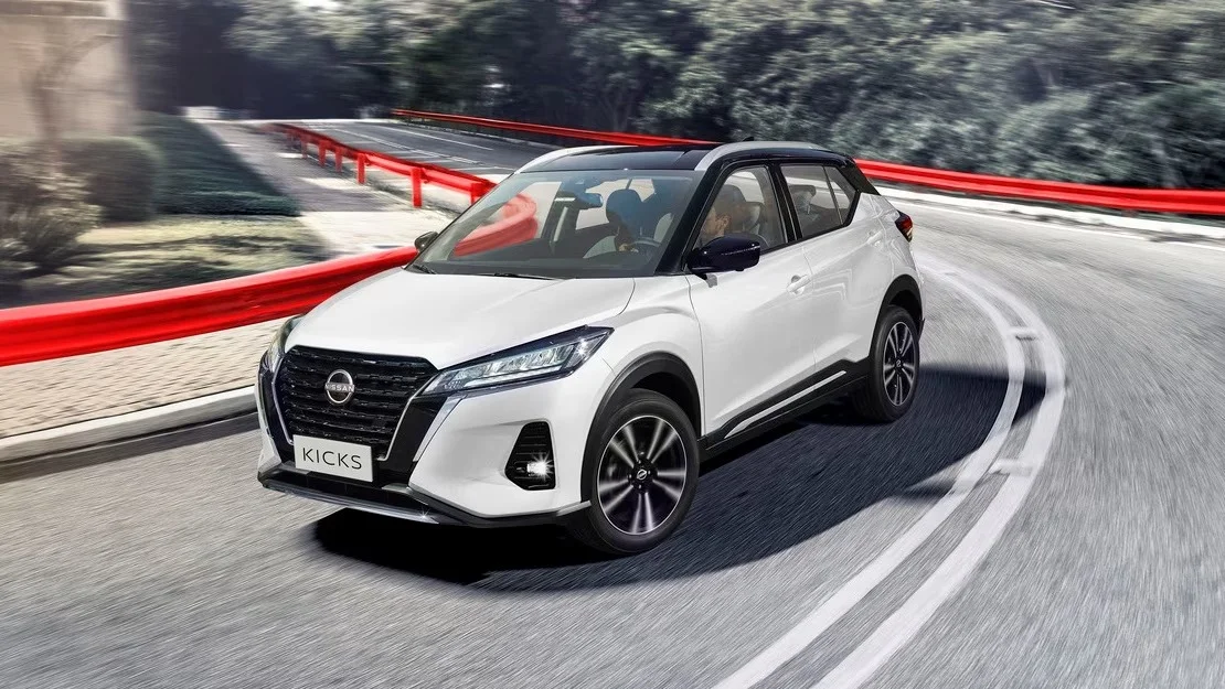 Nissan Kicks Exclusive 2024 em movimento na cidade.