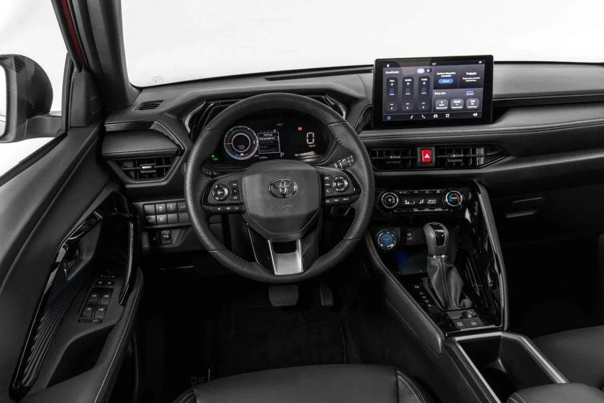 Interior do Toyota Yaris Cross mostrando painel e volante.