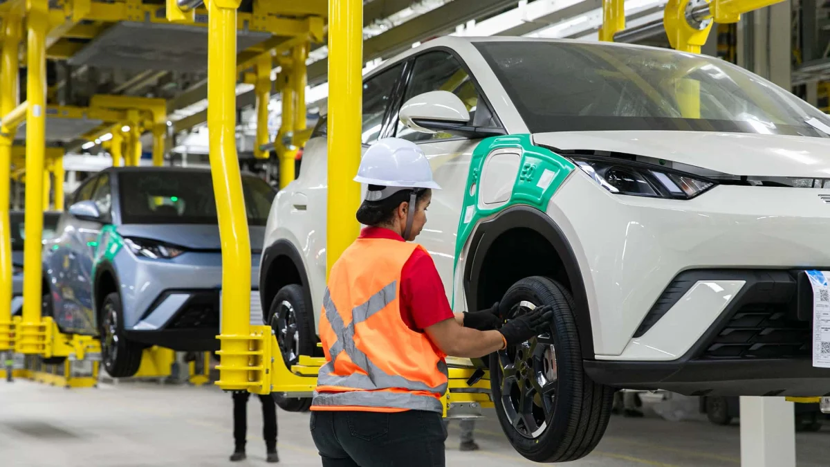 Produ&ccedil;&atilde;o de carros na f&aacute;brica da BYD em Cama&ccedil;ari, BA
