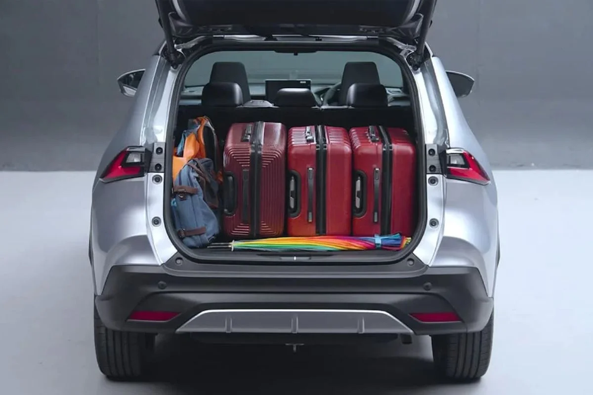 Porta-malas do Toyota Yaris Cross com bagagens.