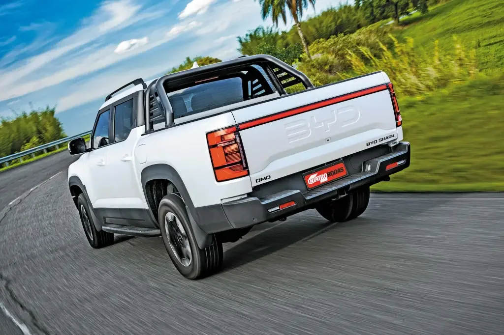 Traseira da BYD Shark em movimento