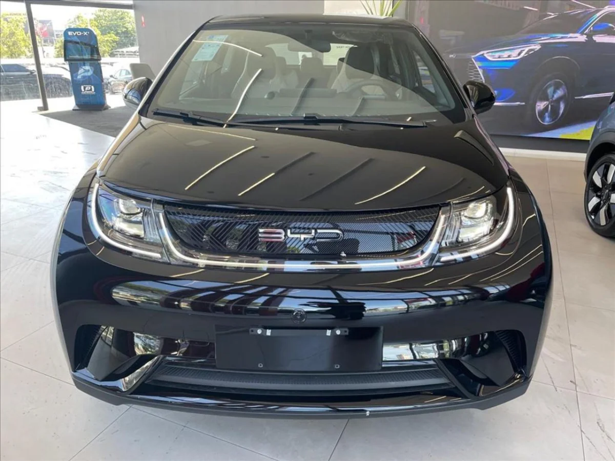 Modelo BYD Dolphin elétrico em exposição