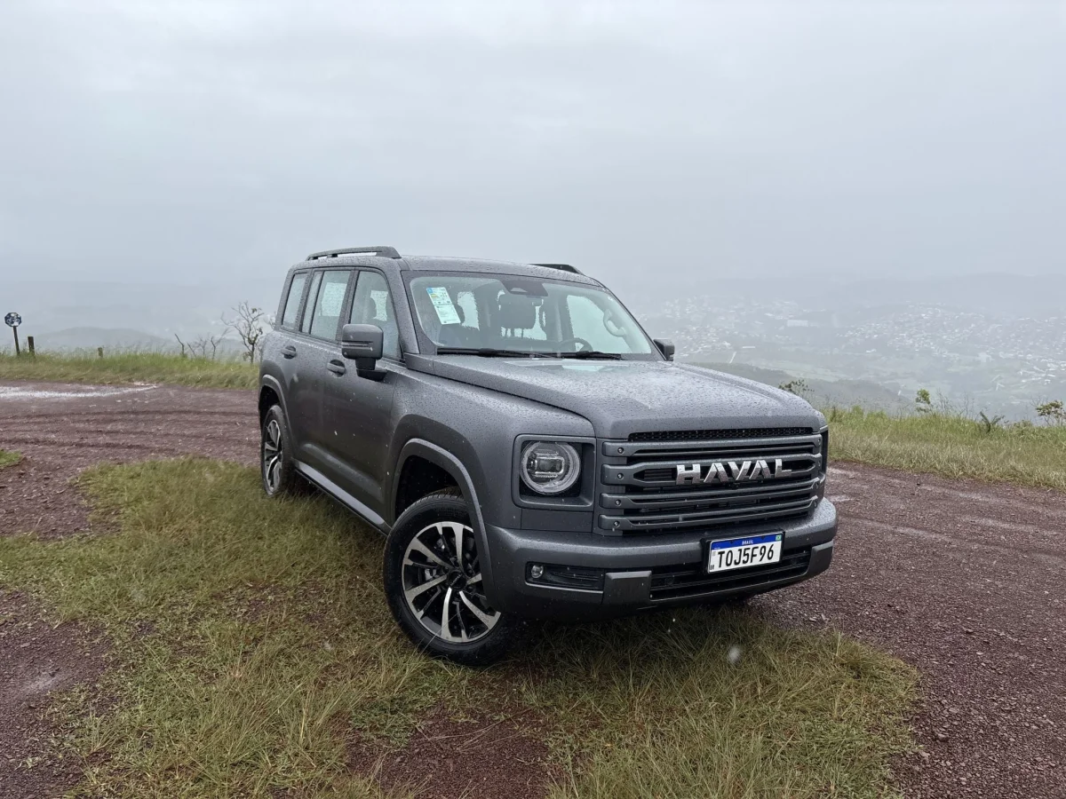 GWM Haval H9 cinza estacionado em estrada de cascalho.