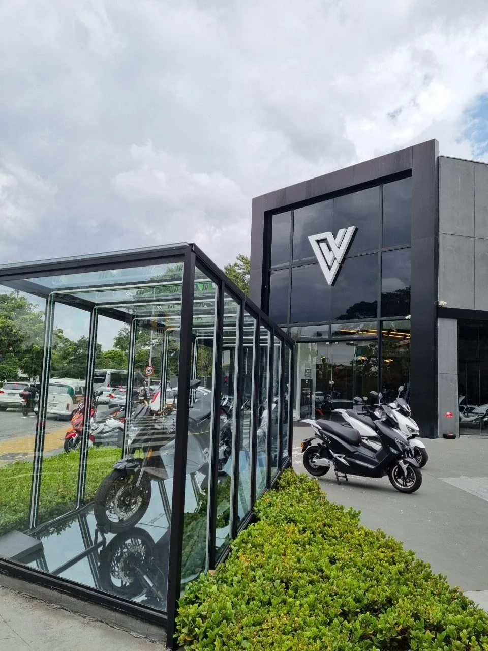 Fachada da sede Voltz com scooters expostas.