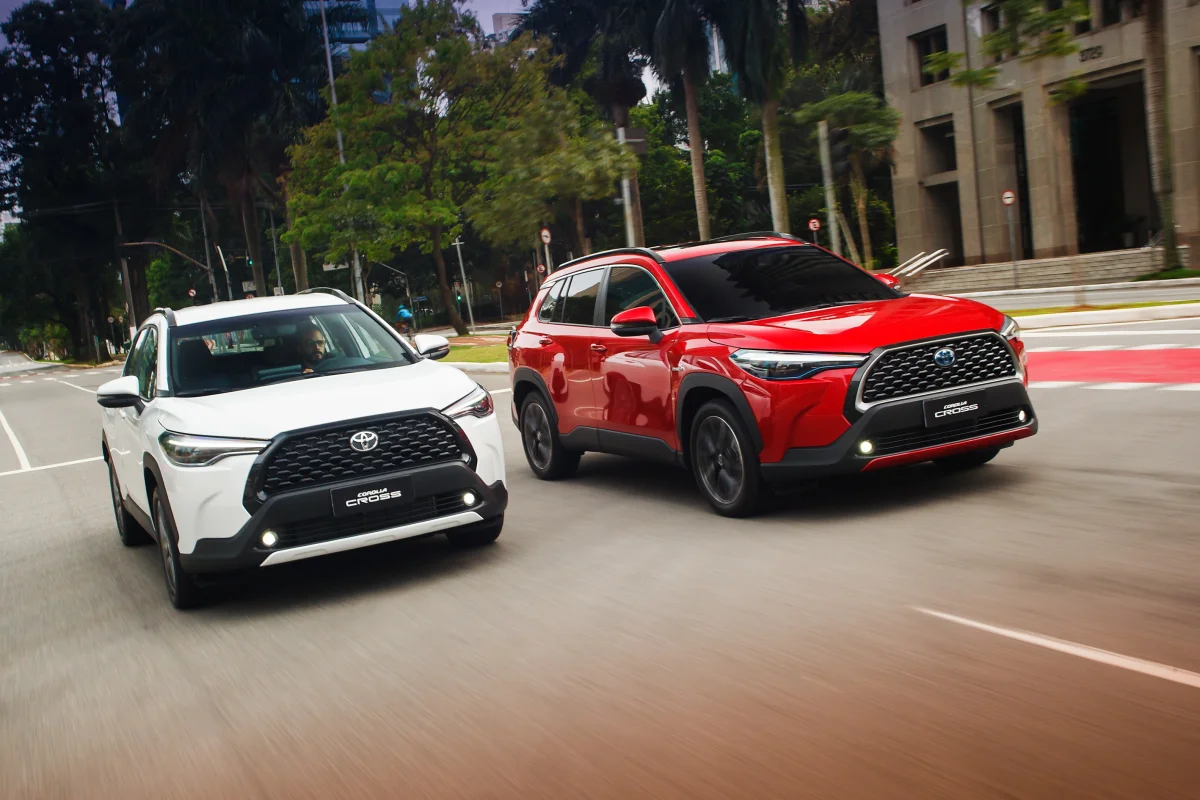 Dois Toyota Corolla Cross 2022 circulando na cidade