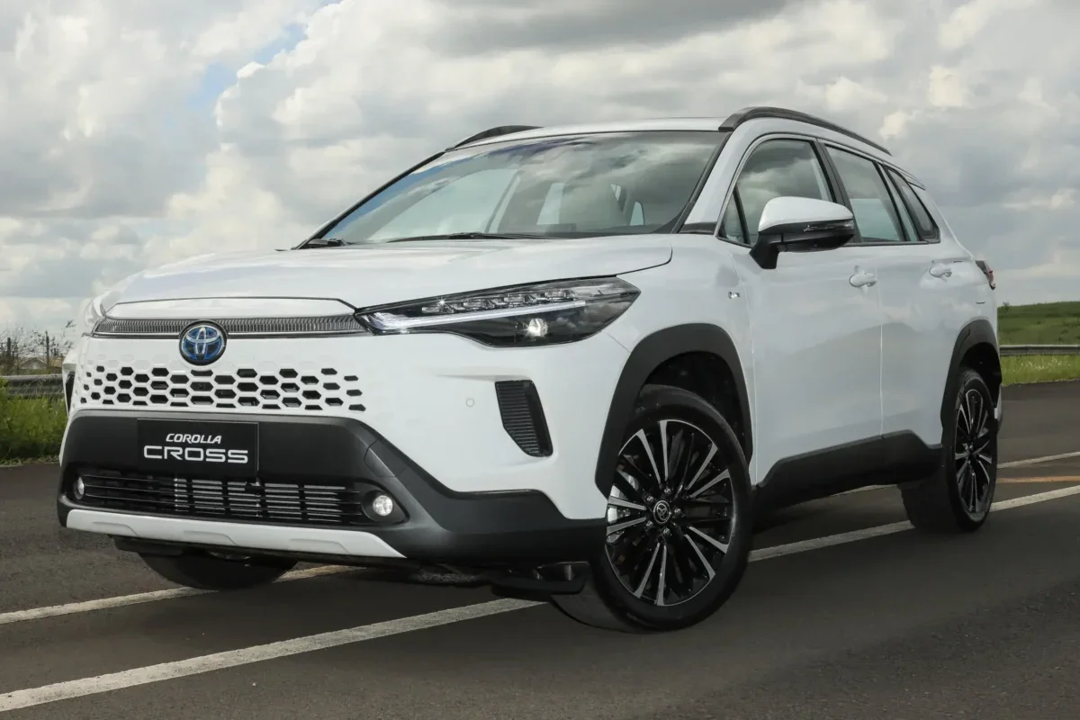 Toyota Corolla Cross 2025 em perfil