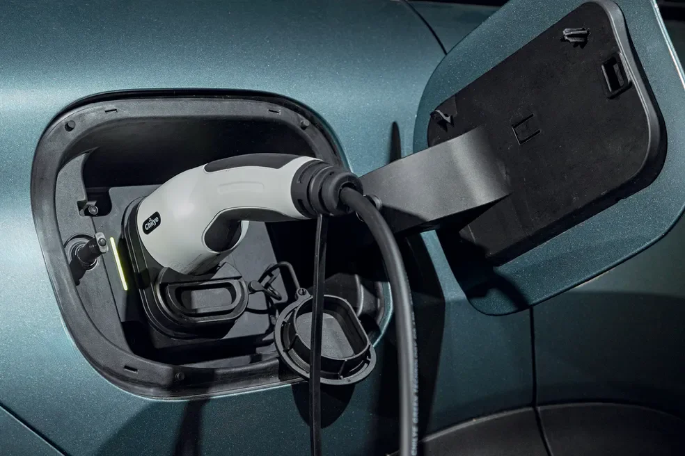 Ponto de recarga para ve&iacute;culos el&eacute;tricos em uma estrada.