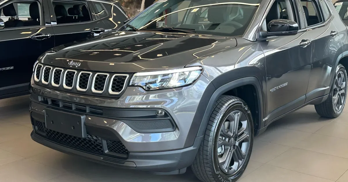 Jeep Compass Sport 2025 em um showroom.