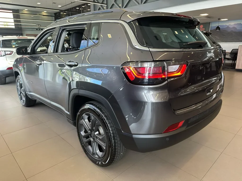 Detalhe traseiro do Jeep Compass Sport 2025.
