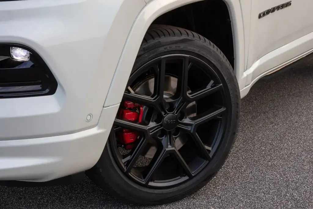 Jeep Compass Blackhawk 2025 estacionado.