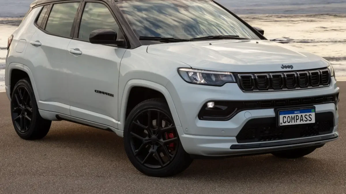 Jeep Compass Blackhawk 2025 em estrada.