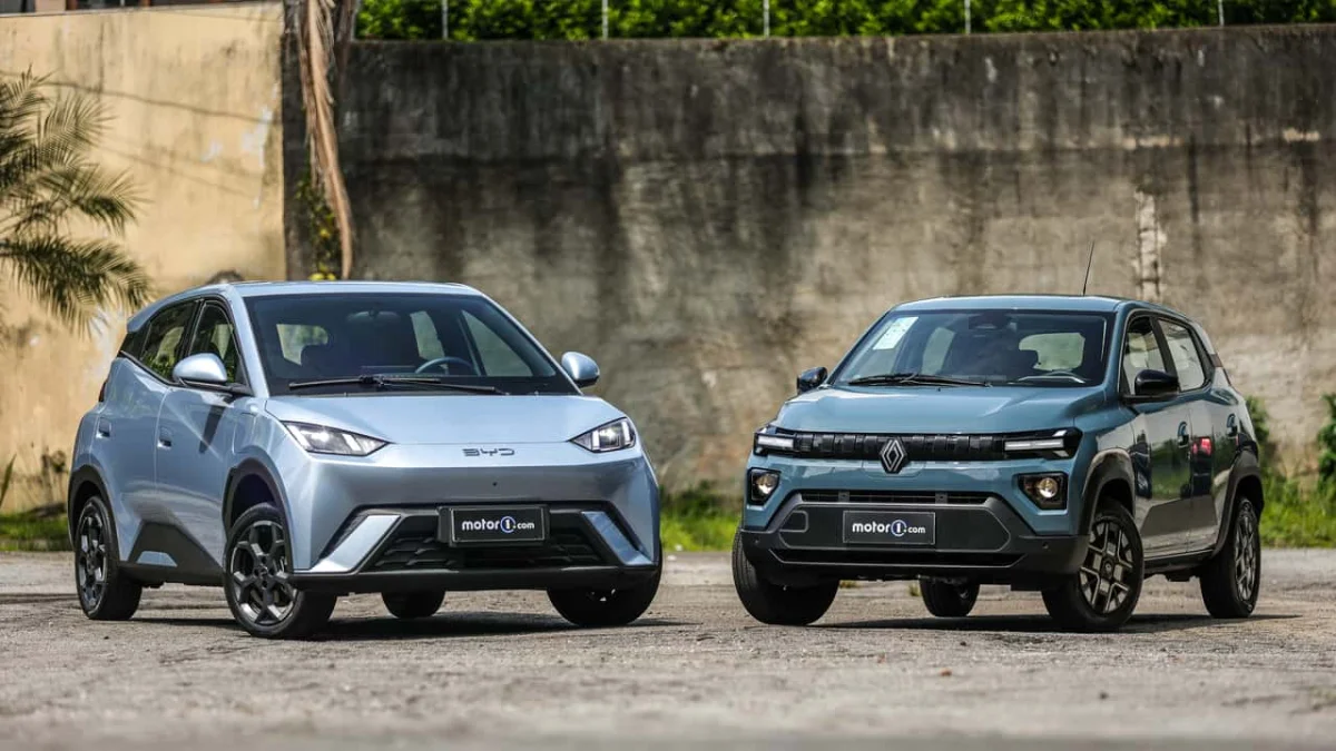 BYD Dolphin Mini e Renault Kwid E-Tech em ambiente urbano