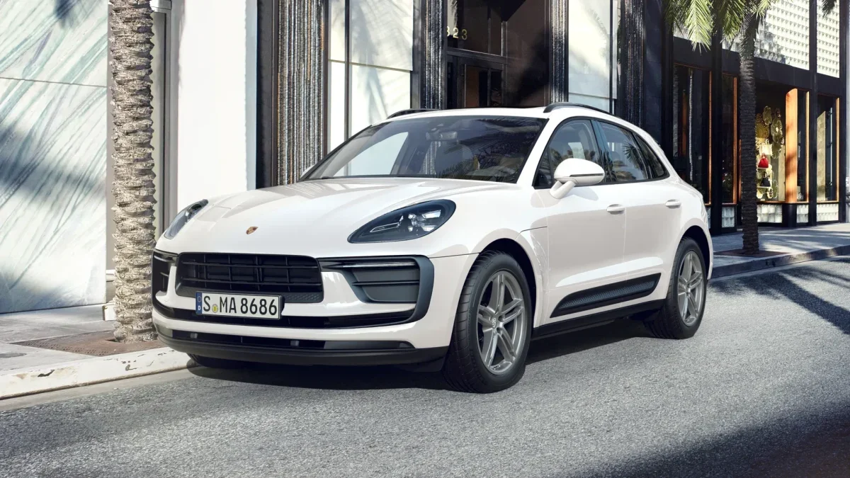 Porsche Macan 2025 estacionado em ambiente urbano.
