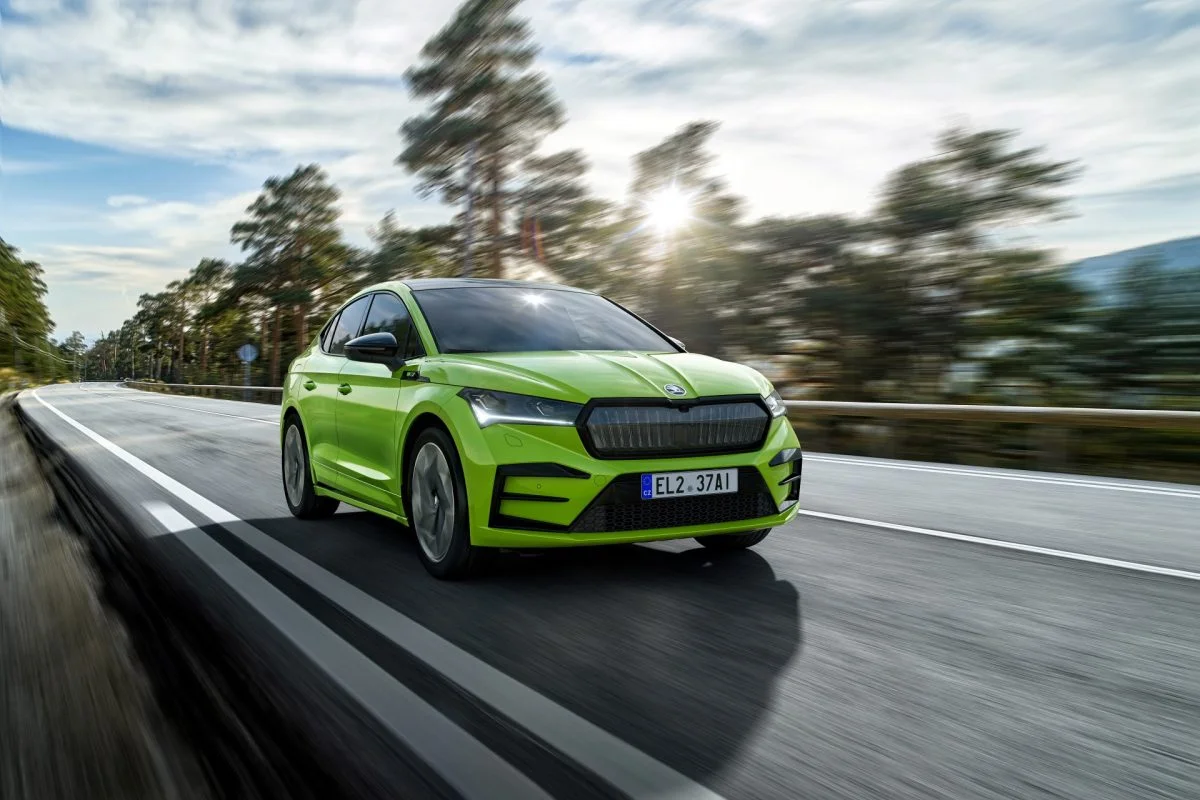 Carro Škoda Enyaq Coupe RS iV em movimento em uma estrada.