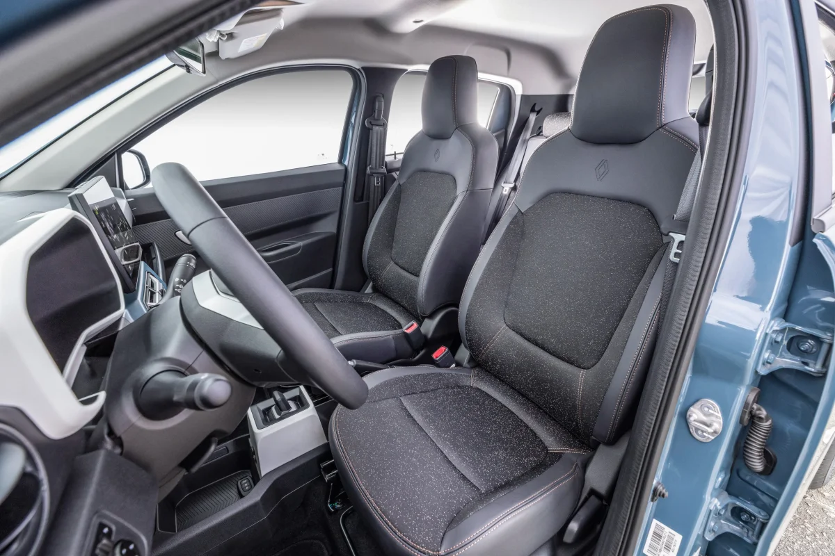 Imagem de ângulo lateral do Renault Kwid E-Tech.