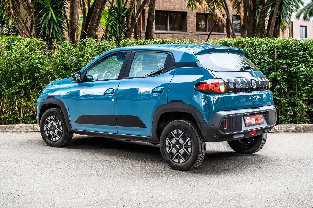 Vista traseira do Renault Kwid E-Tech.