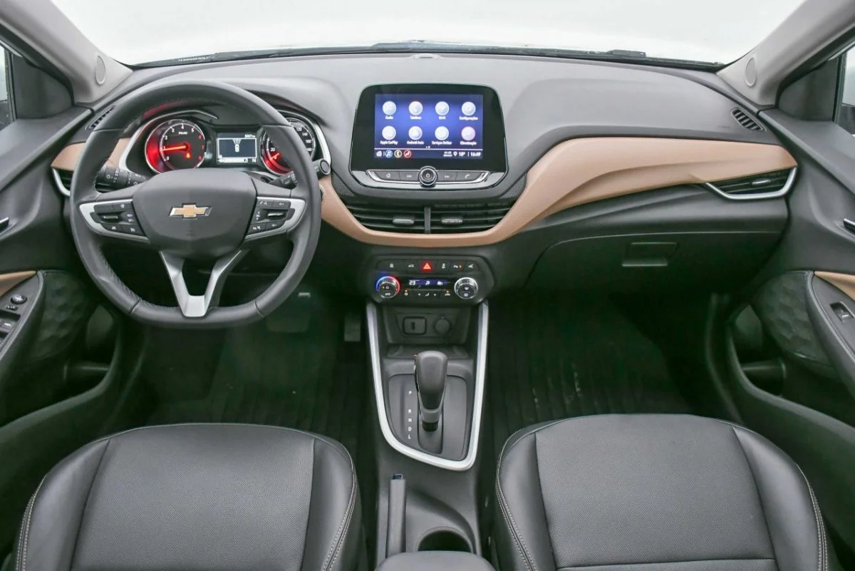 Chevrolet Onix Plus Premier exibido na cidade.
