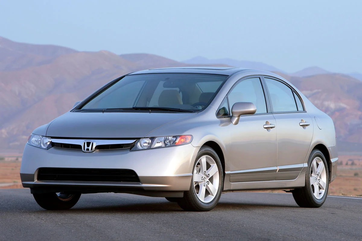 Honda Civic de oitava geração em uma estrada.