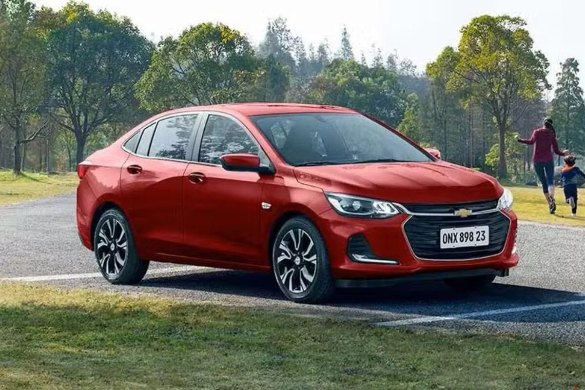 Carro Chevrolet Onix Plus em exibi&ccedil;&atilde;o.