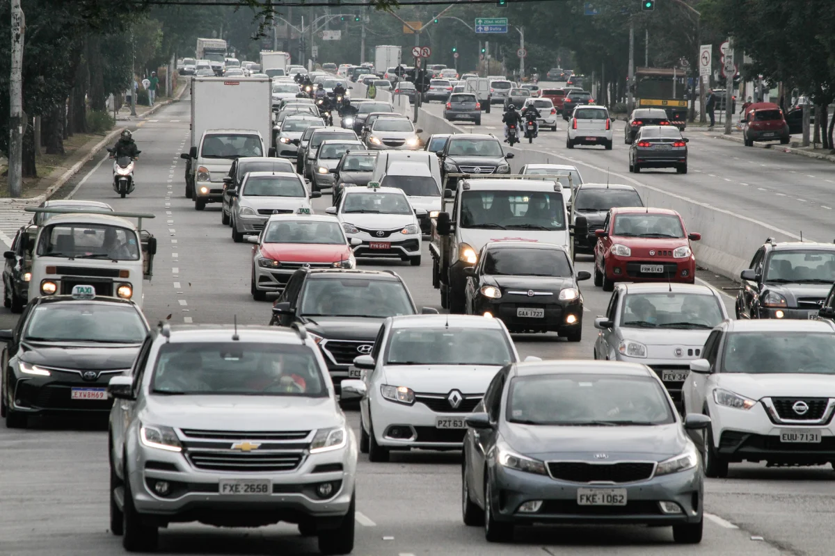 Trânsito movimentado em uma grande avenida.