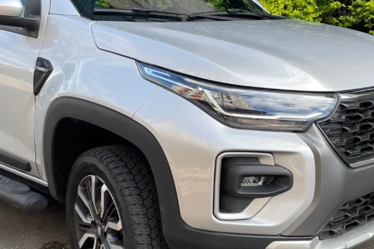 Carro Fiat Strada estacionado.