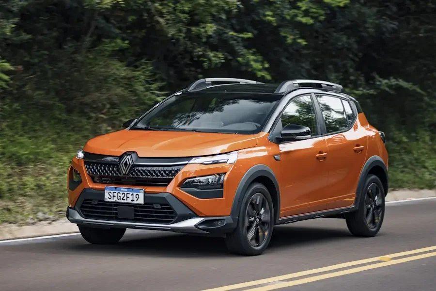 Renault Kardian na cor laranja em estrada.