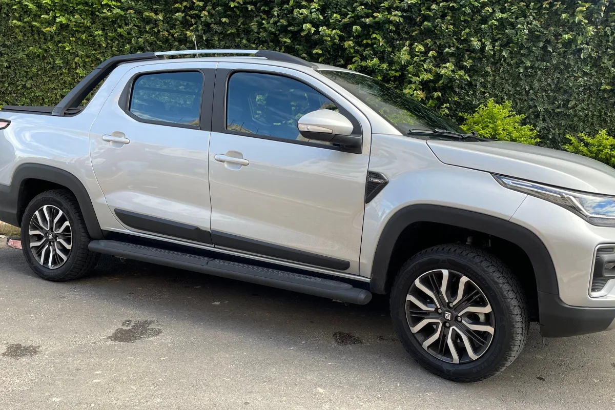Fiat Strada Ranch Turbo estacionada
