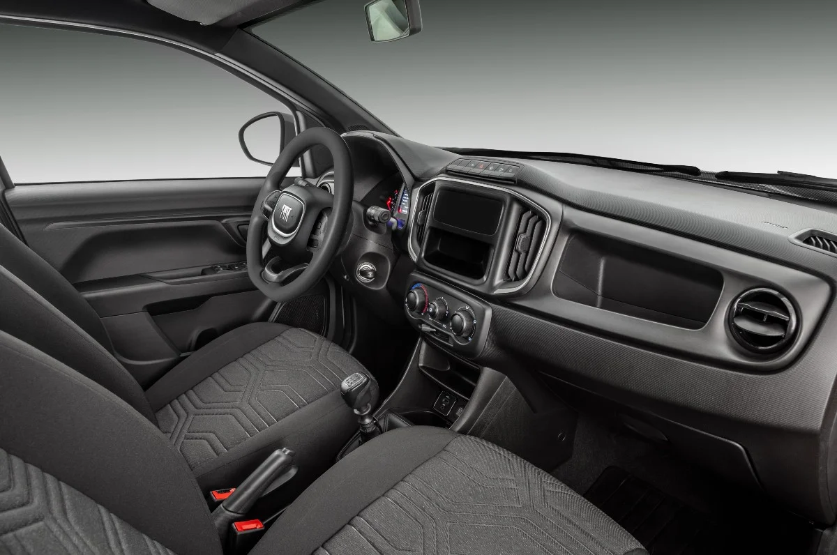 Fiat Strada Freedom estacionada em uma cidade
