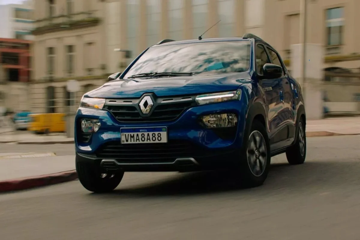 Renault Kwid em movimento em cenário urbano