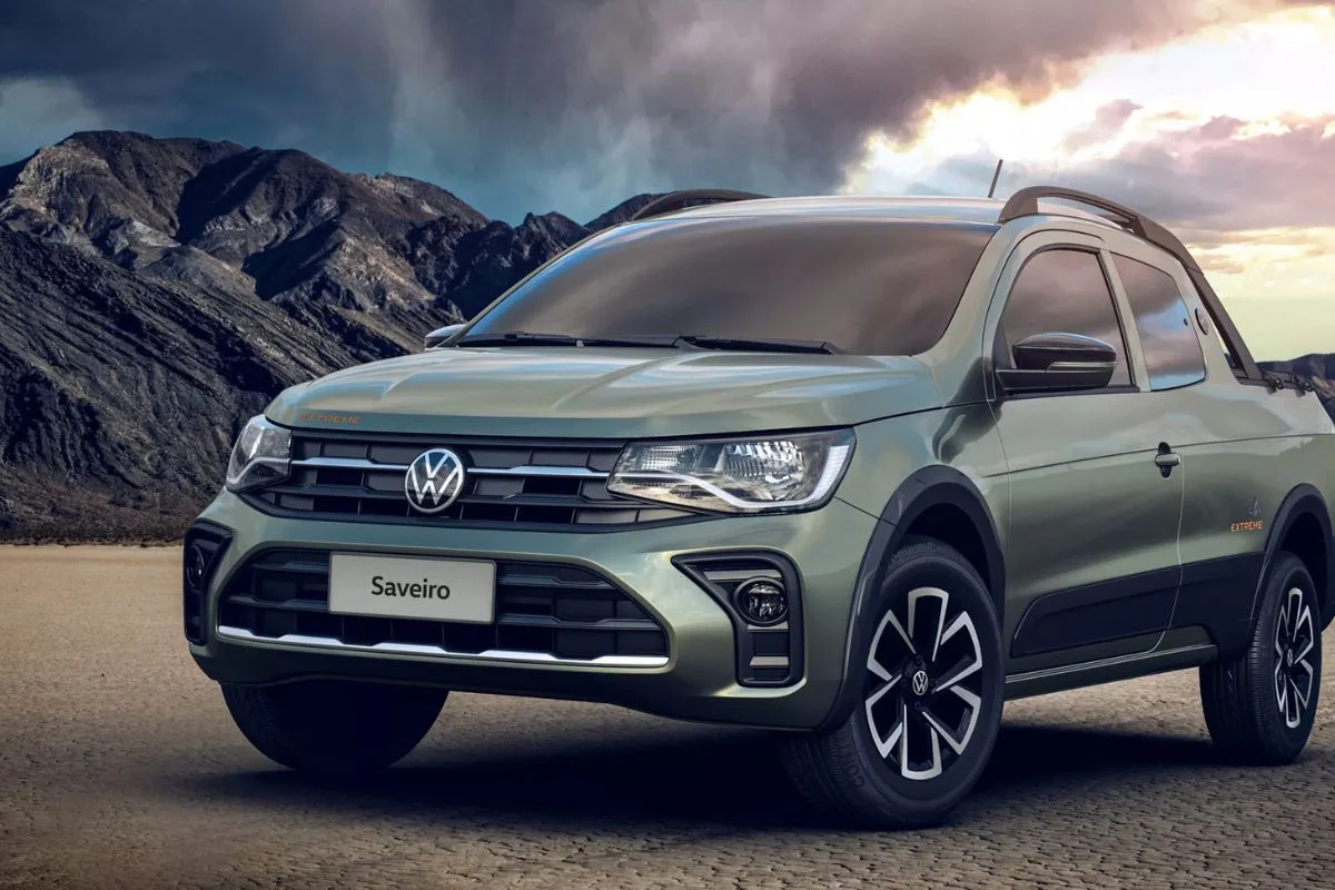 Volkswagen Saveiro em um cen&aacute;rio montanhoso