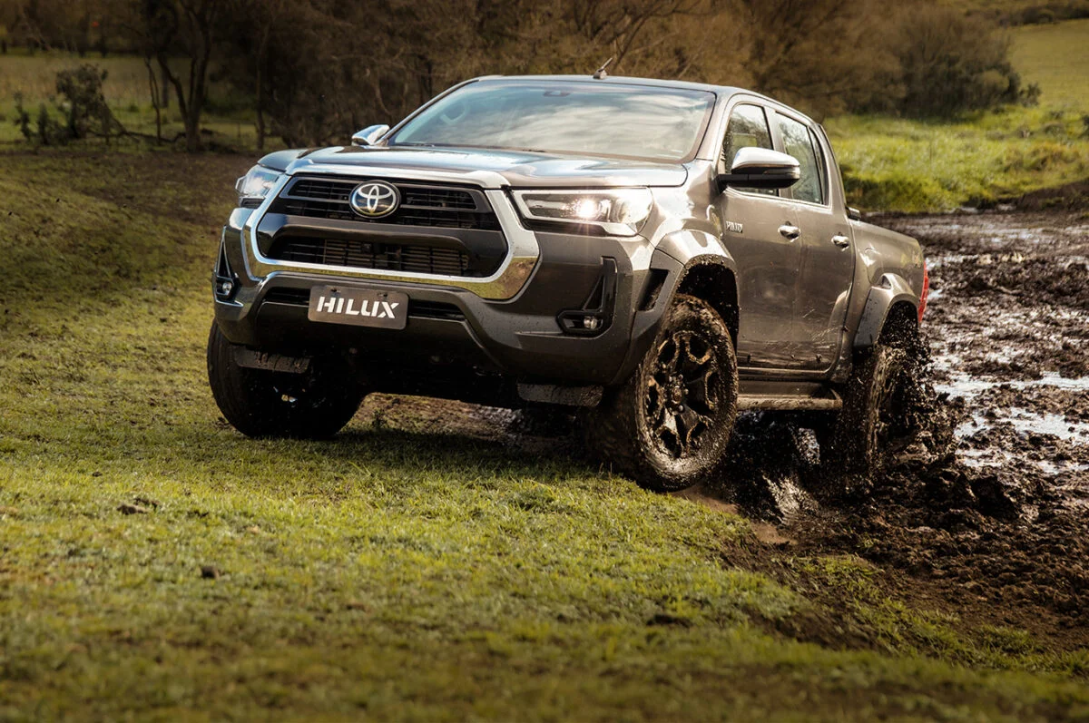 Toyota Hilux em uma trilha off-road.