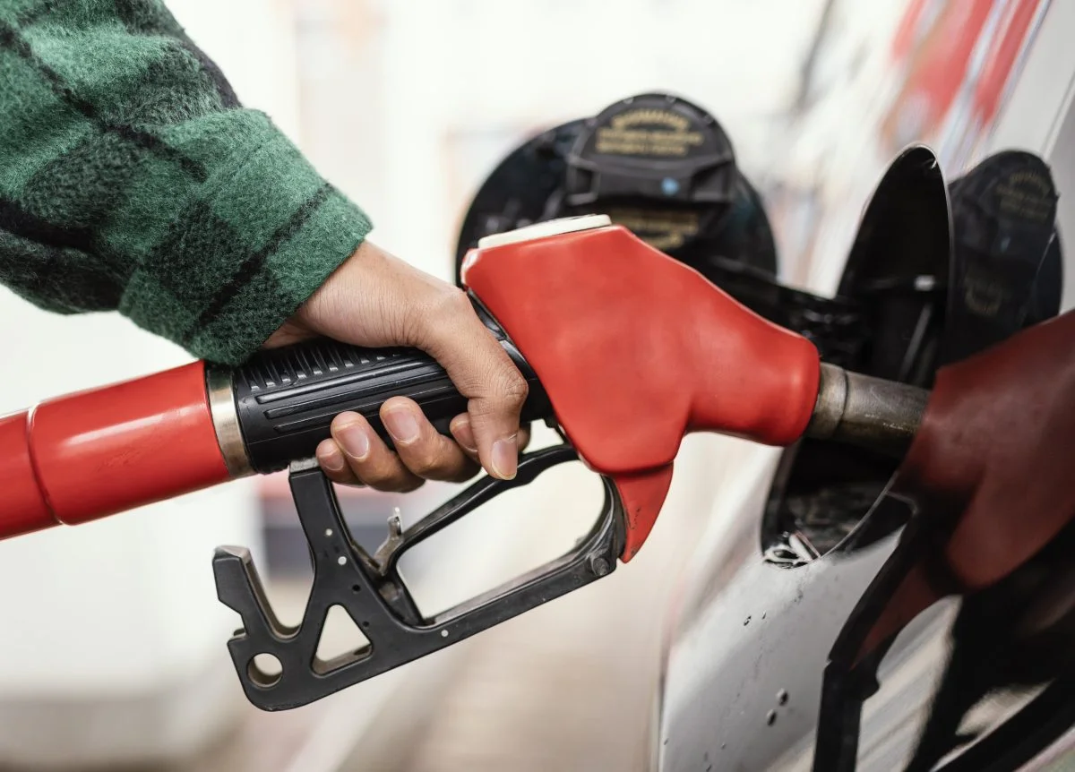 Pessoa abastecendo um carro com gasolina aditivada.
