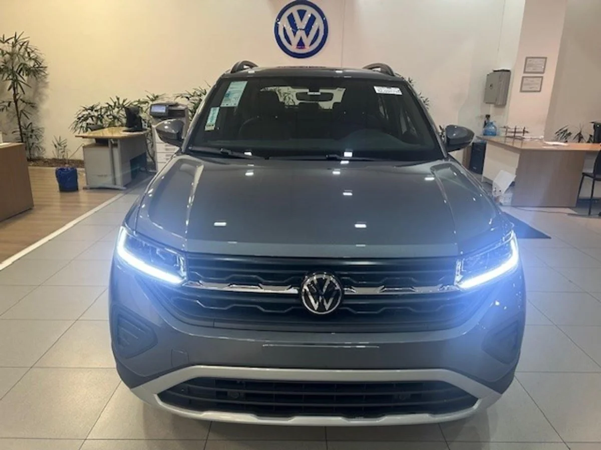 Volkswagen T-Cross visto de frente em uma concessionária