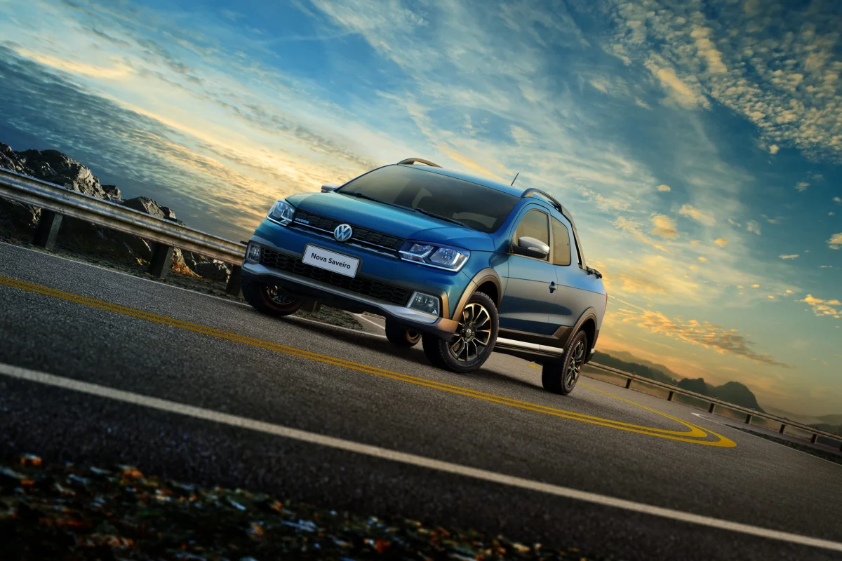 Volkswagen Saveiro atravessando uma estrada sinuosa.