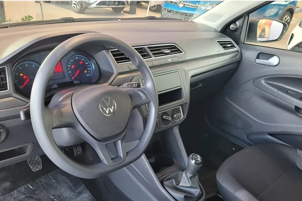 Painel e interior da Volkswagen Saveiro Robust 2026.
