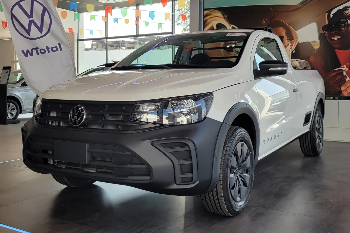 Volkswagen Saveiro Robust 2026 parada em um showroom.