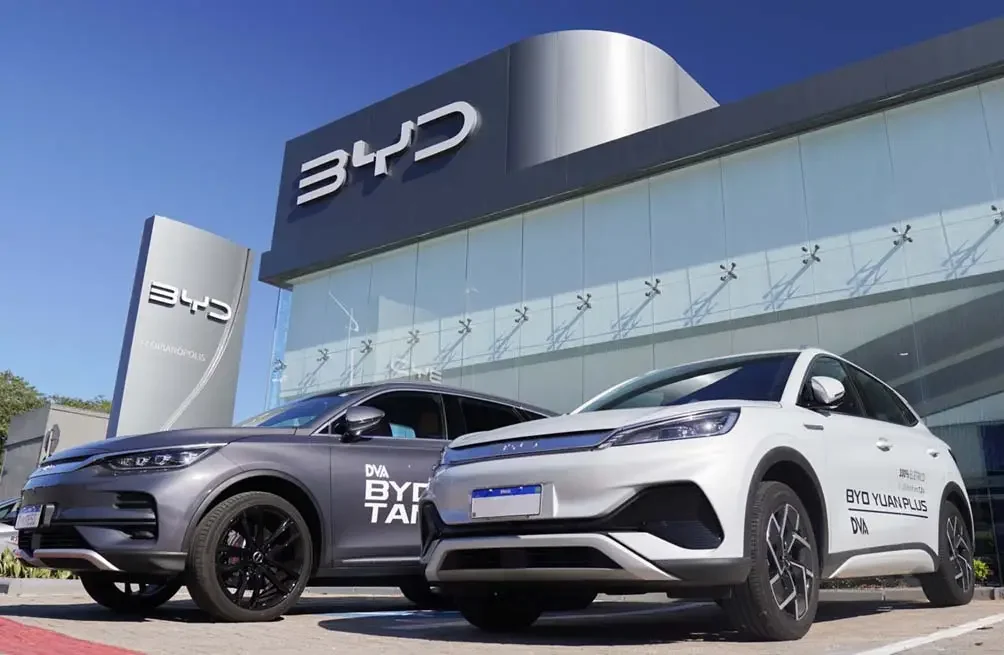 Concession&aacute;ria de carros el&eacute;tricos.