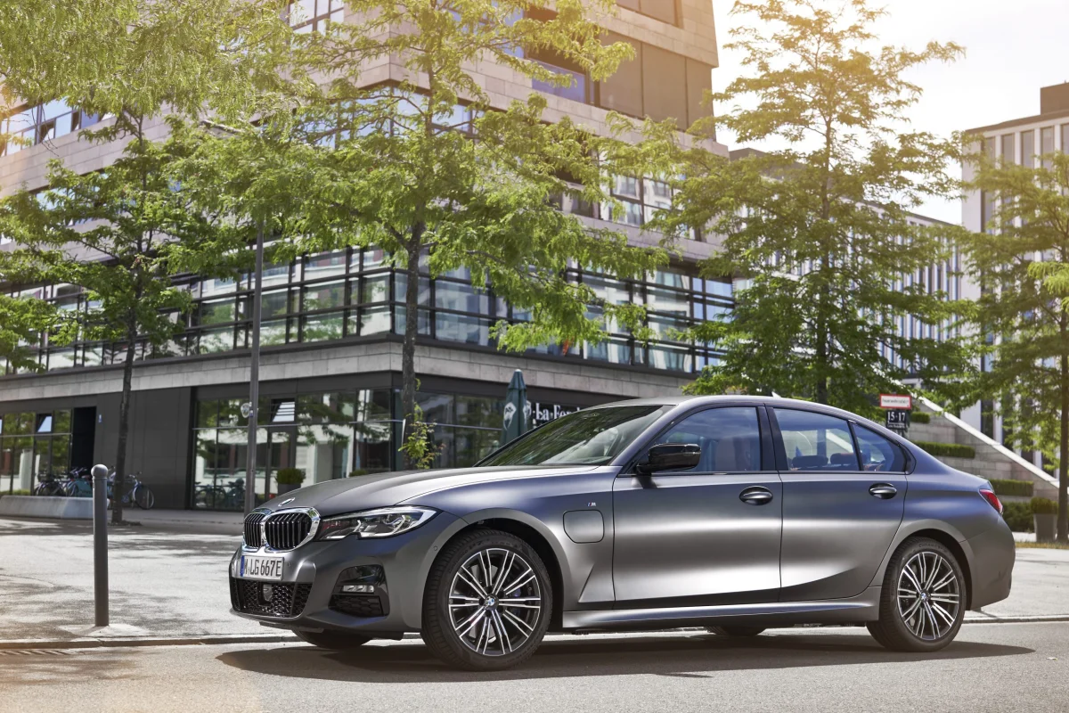 BMW 330e M Sport em um cenário urbano