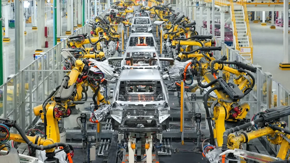 Linha de produ&ccedil;&atilde;o chinesa com rob&ocirc;s