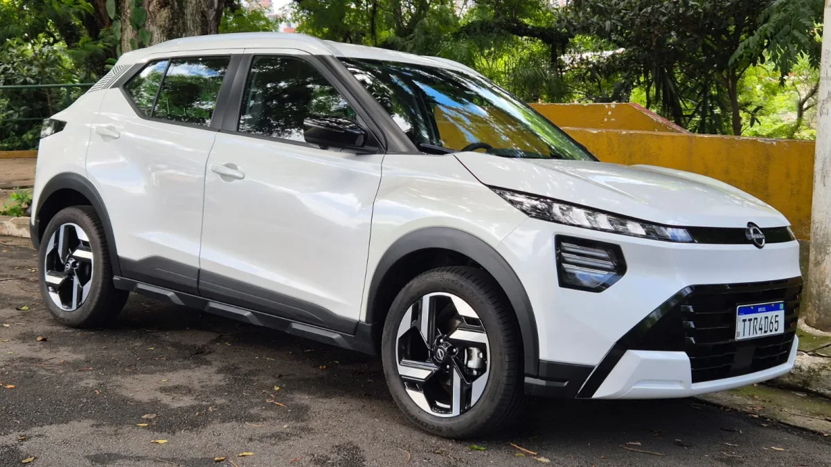 Nissan Kait estacionado em área urbana